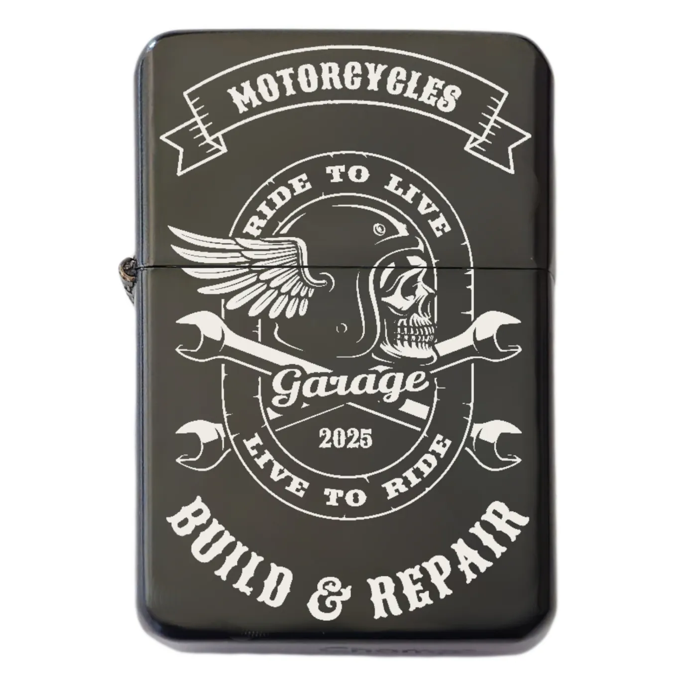Schwarzes Benzinfeuerzeug mit detailreicher Totenkopf-Gravur „Motorcycles Build And Repair“ auf der Vorderseite. Vorderseite personalisierbar mit Wunschtext – perfekt für Motorradliebhaber und personalisierte Geschenke.