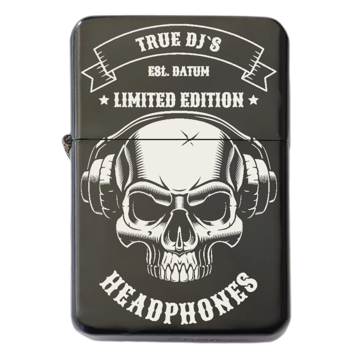 Schwarzes Benzinfeuerzeug mit detailreicher Totenkopf-Gravur „True DJ`s Headphones“ auf der Vorderseite individuell mit Wunschtext gravierbar – ideal für Musik- und DJ-Fans.