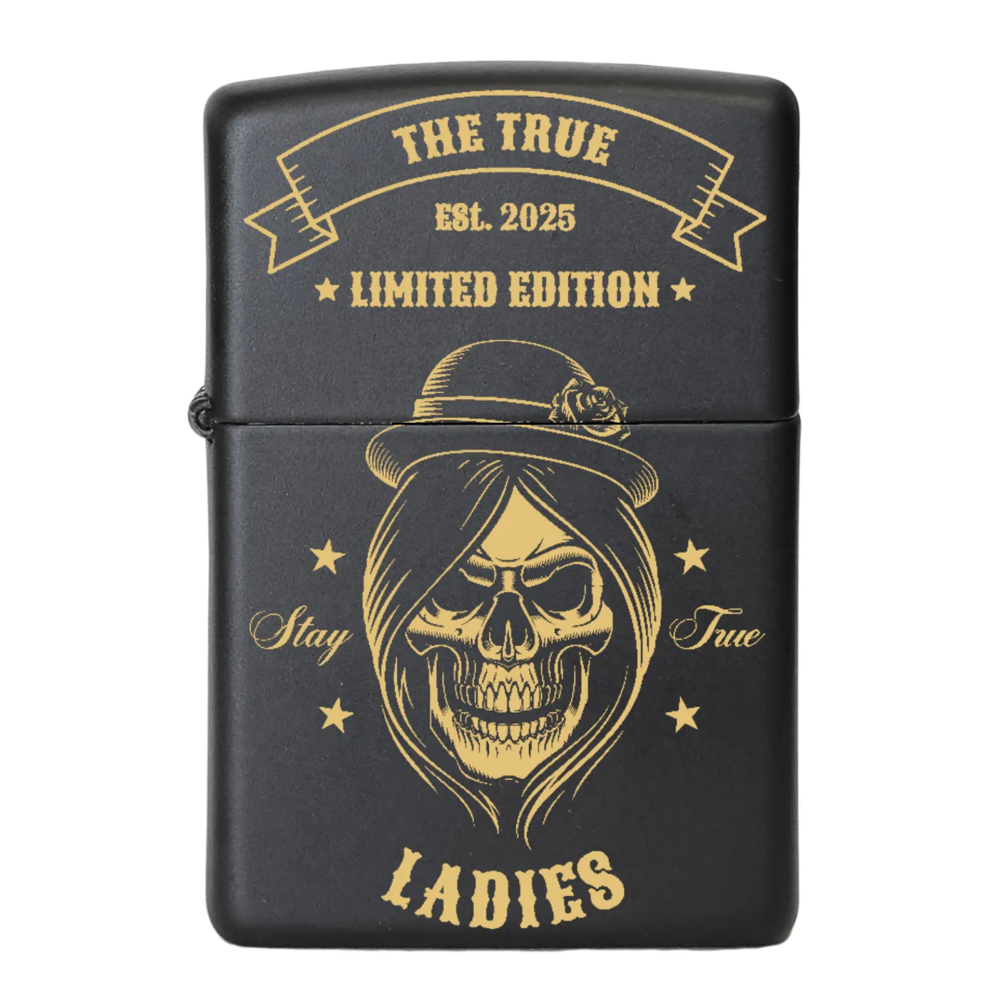 Mattschwarzes Benzinfeuerzeug mit detailreicher Totenkopf-Gravur „The True Ladies“ auf der Vorderseite. Vorderseite individuell mit Wunschtext gravierbar – perfekt für selbstbewusste Freigeister und Fans einzigartiger Designs.