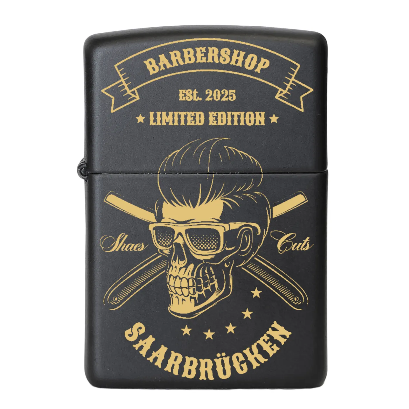 Mattschwarzes Benzinfeuerzeug mit auffälliger Totenkopf-Gravur „Barbershop“ auf der Vorderseite mit Wunschtext gravierbar – das ideale Geschenk für Barber-Fans, Friseure und Liebhaber markanter Designs.
