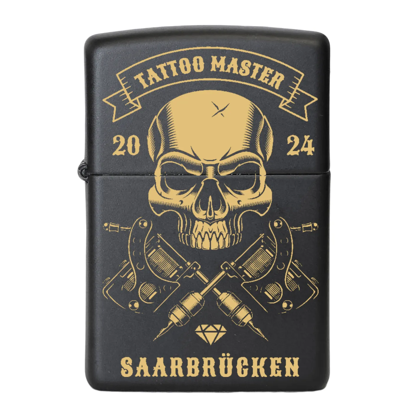 Mattschwarzes Benzinfeuerzeug mit kunstvoller Totenkopf-Gravur „Tattoo Master“ auf der Vorderseite - Wunschtext gravierbar – das perfekte Geschenk für Tattoo-Künstler, Studio-Inhaber und Designliebhaber.