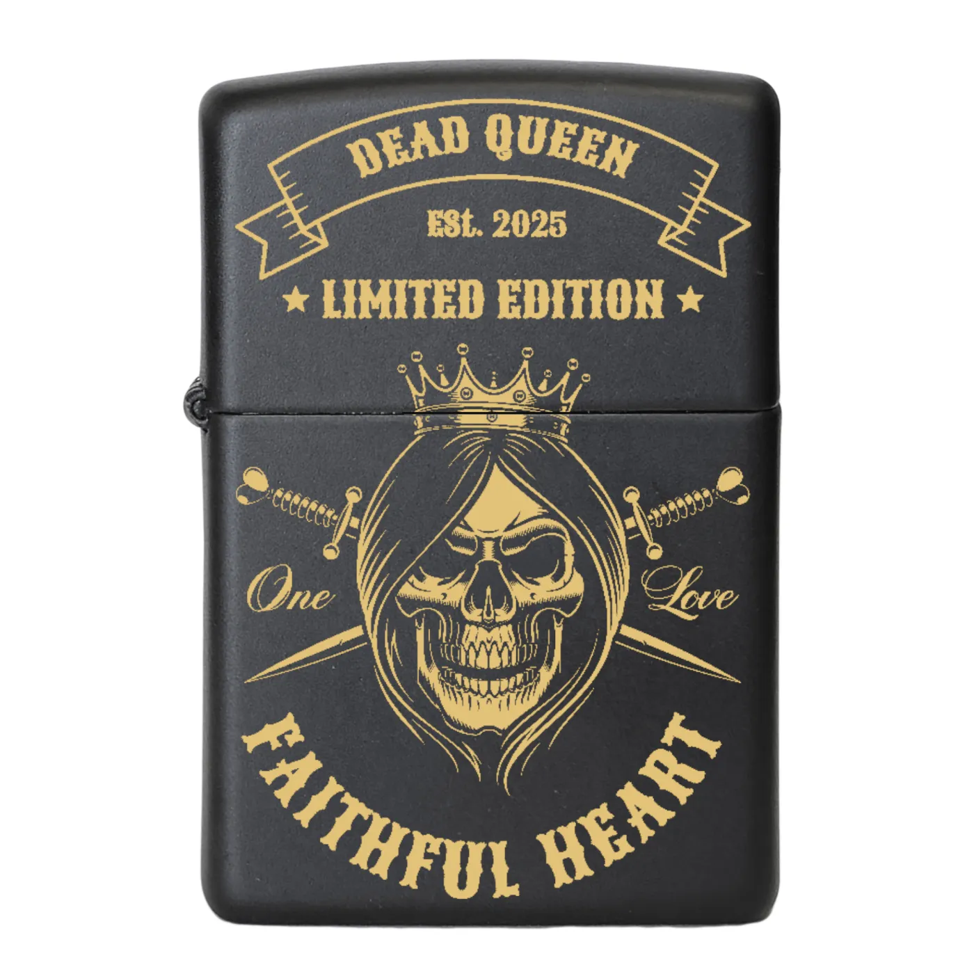 Mattschwarzes Benzinfeuerzeug mit kunstvoller Totenkopf-Gravur „Dead Queen Faithful Heart“ auf der Vorderseite mit Wunschtext – ideales Geschenk für Individualisten und Sammler.