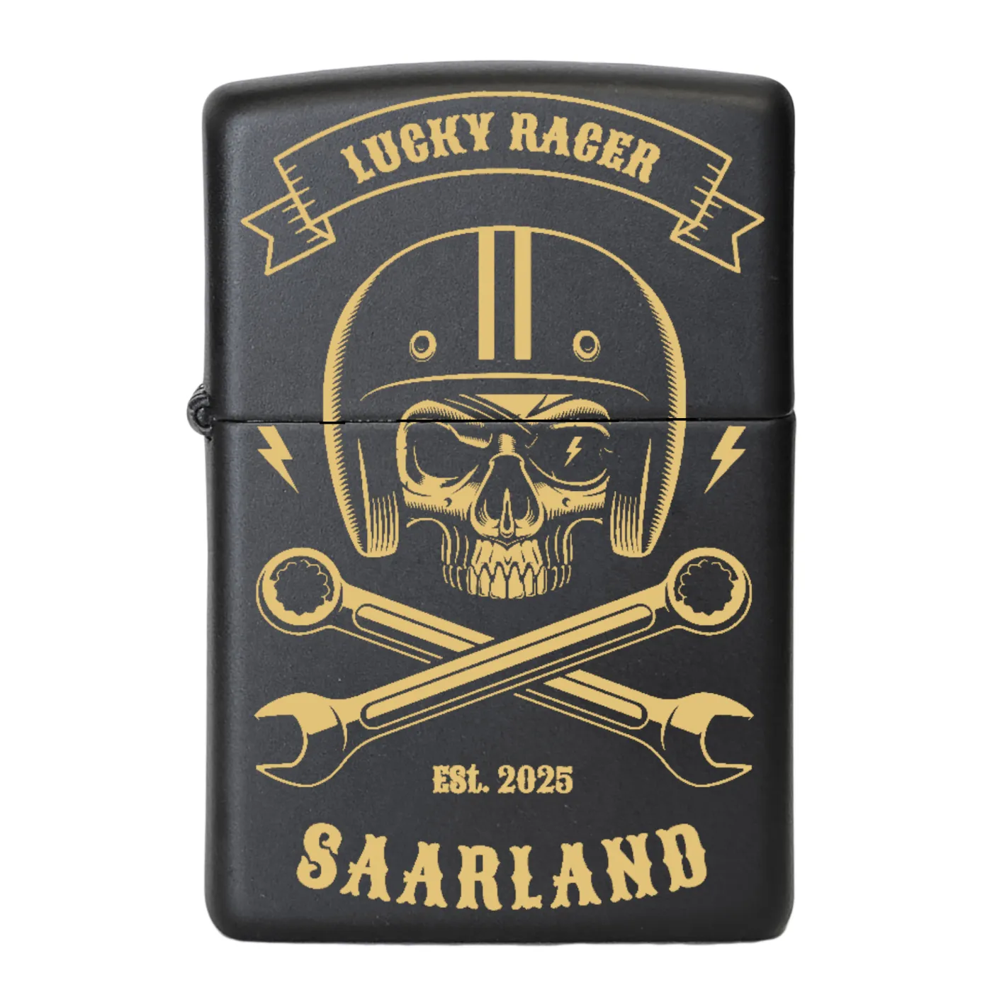Mattschwarzes Benzinfeuerzeug mit detailreicher Totenkopf-Gravur „Lucky Racer“ auf der Vorderseite mit Wunschtext gravierbar – perfektes Geschenk für Motorradfans und Individualisten.
