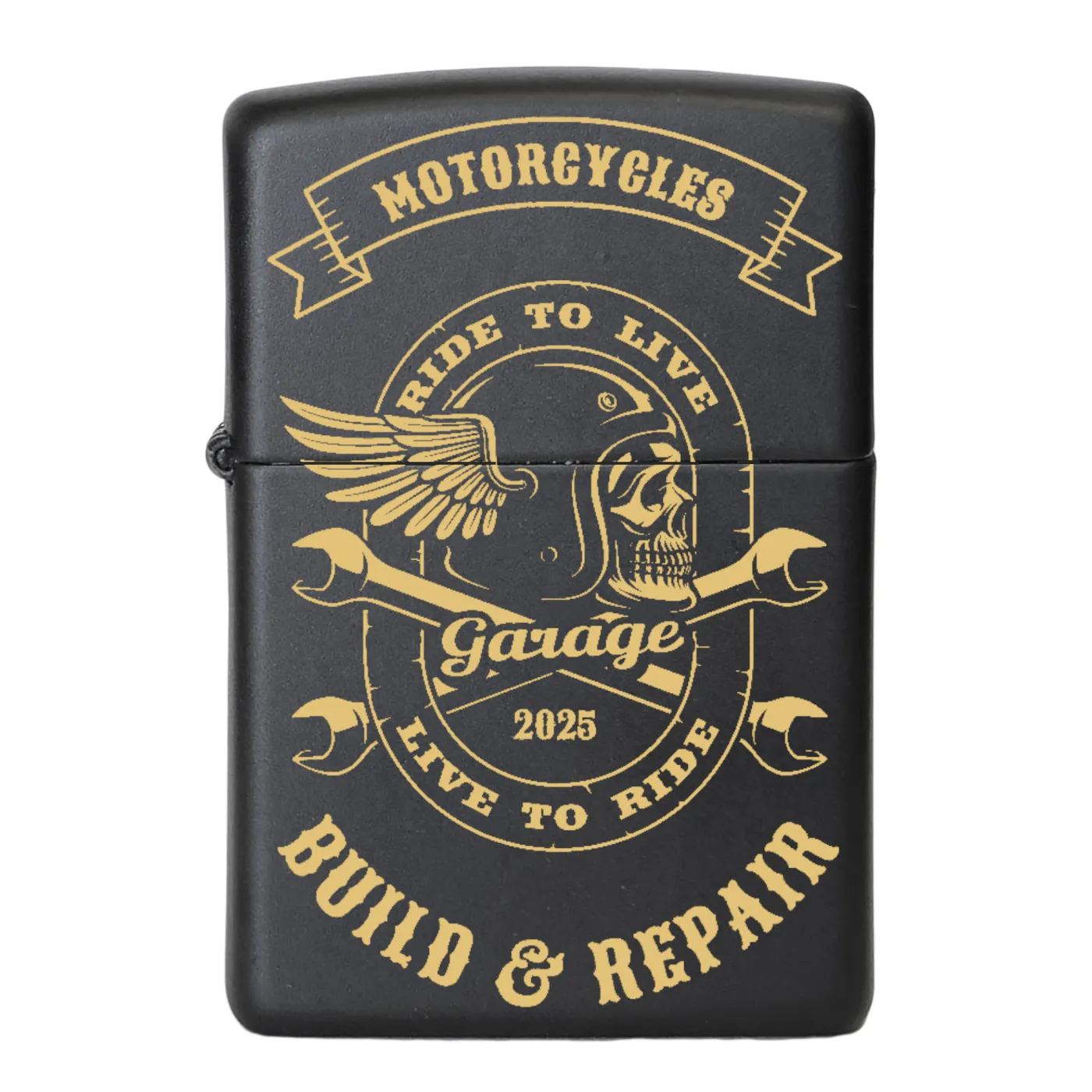 Mattschwarzes Benzinfeuerzeug mit detailreicher Totenkopf-Gravur „Motorcycles Build And Repair“ auf der Vorderseite mit Wunschtext – ideales Geschenk für Motorradliebhaber und Individualisten.