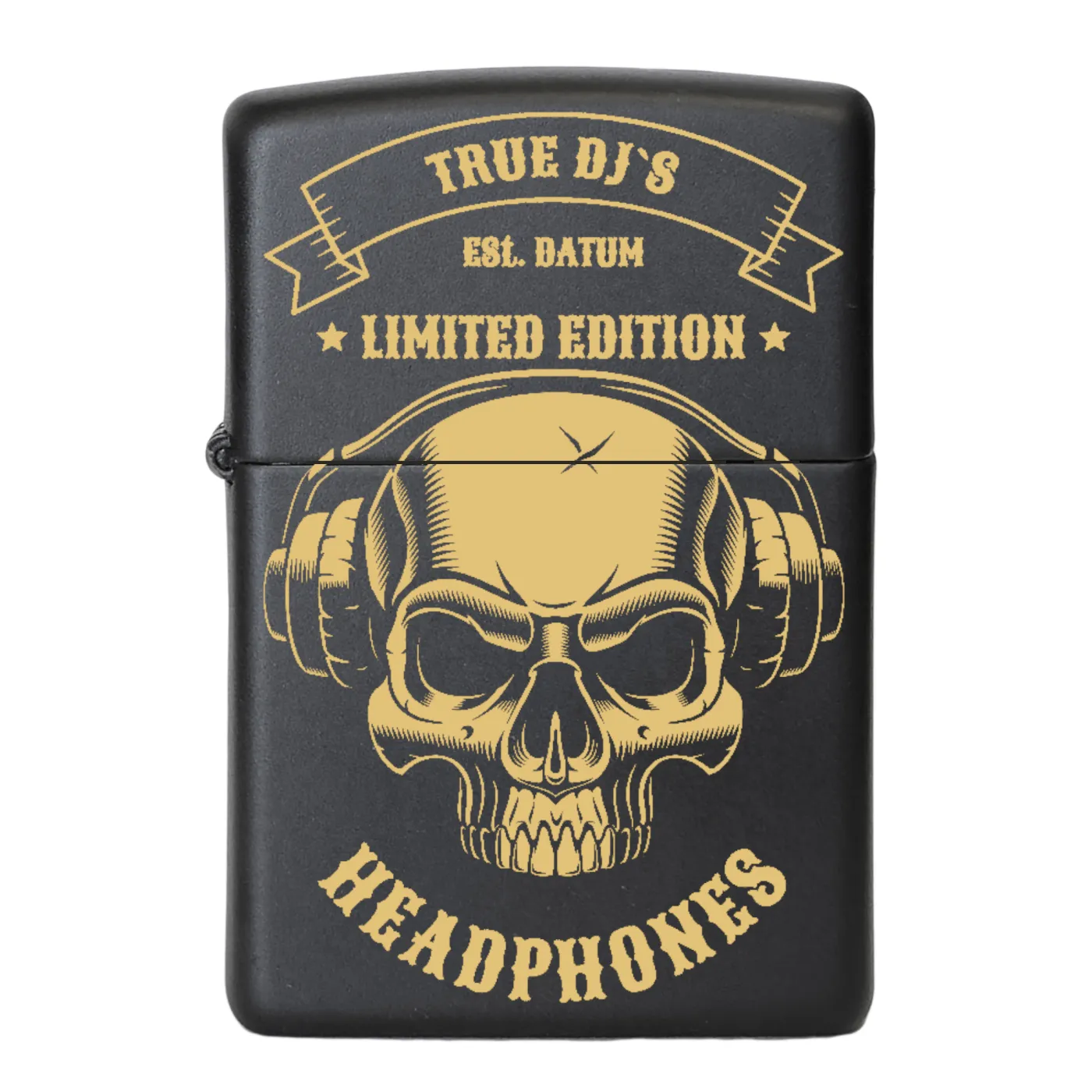 Mattschwarzes Benzinfeuerzeug mit detailreicher Totenkopf-Gravur „True DJ`s Headphones“ auf der Vorderseite individuell mit Wunschtext gravierbar – perfekt für Musikliebhaber und DJs.