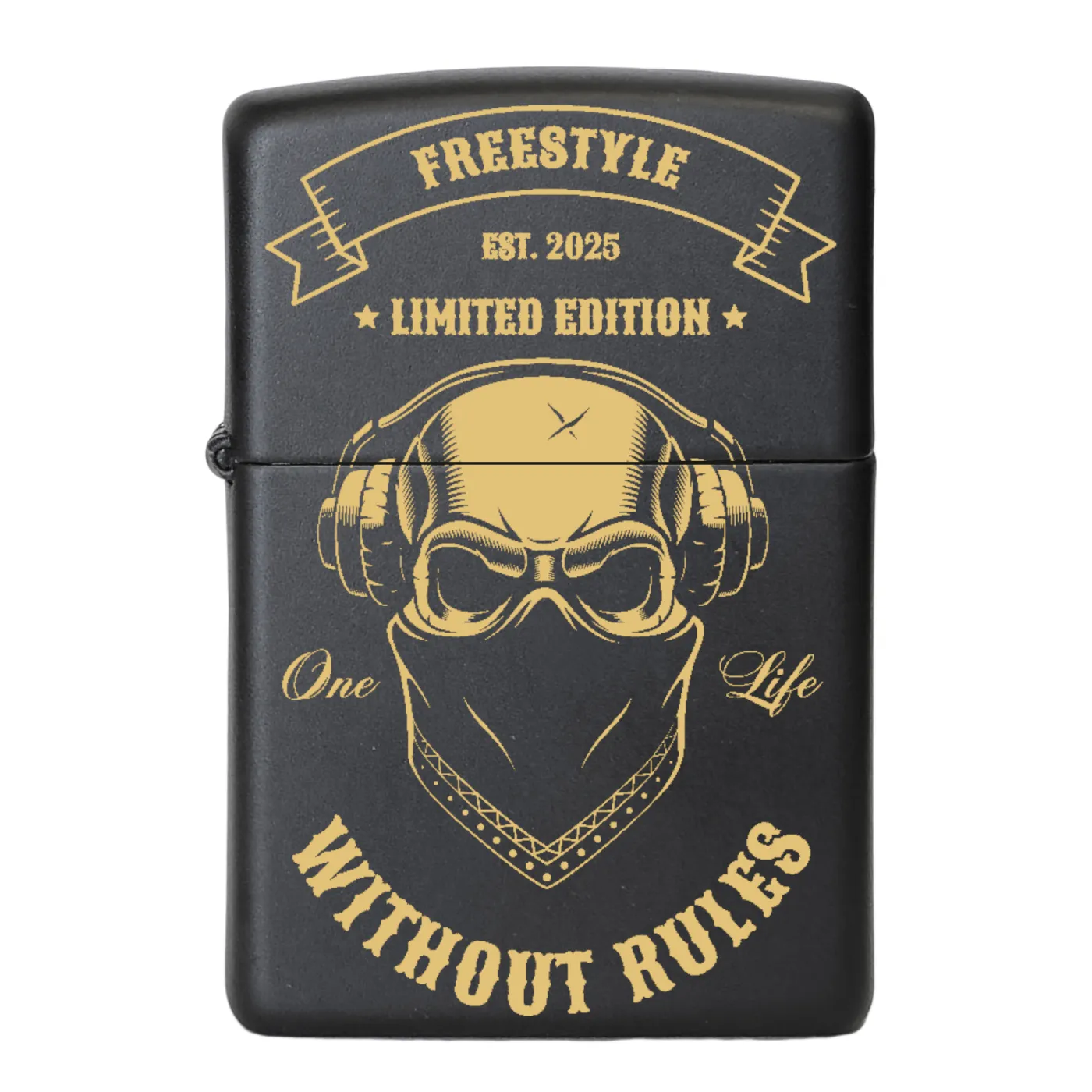 Mattschwarzes Benzinfeuerzeug mit detailreicher Totenkopf-Gravur „Freestyle Without Rules“ auf der Vorderseite mit Wunschtext gravierbar – ideal für Freigeister und Liebhaber einzigartiger Designs.