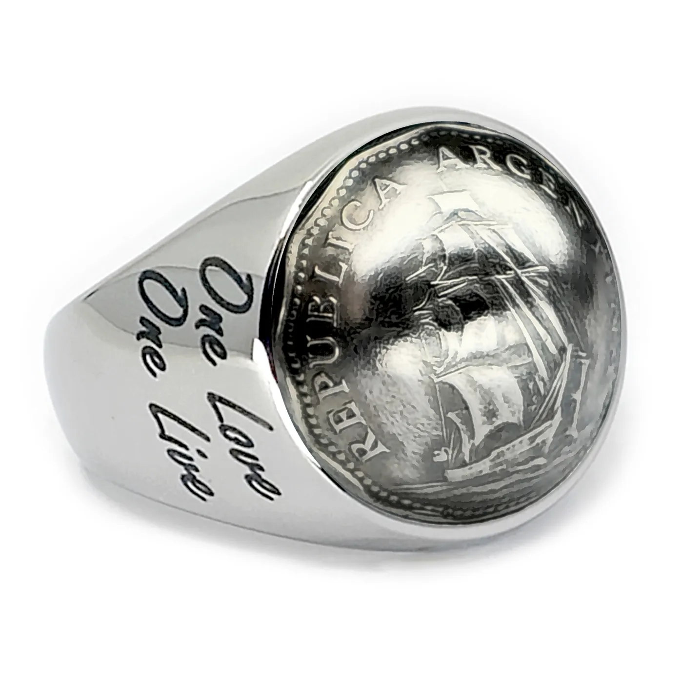 Jeder Ring ist ein handgefertigtes Unikat aus einer echten historischen Münze Argentiniens.