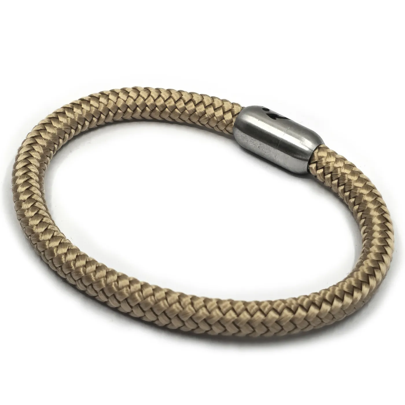 Handgefertigtes Segeltau-Armband mit Edelstahl-Magnetverschluss und optionaler Ankergravur. Wetterfest, leicht & maritim.