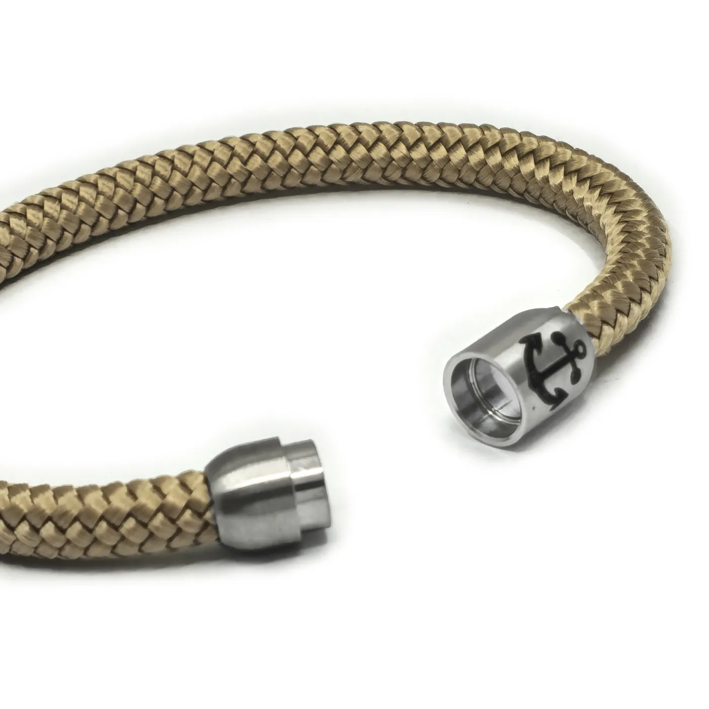 Handgefertigtes Segeltau-Armband mit Edelstahl-Magnetverschluss und optionaler Ankergravur. Wetterfest, leicht & maritim.