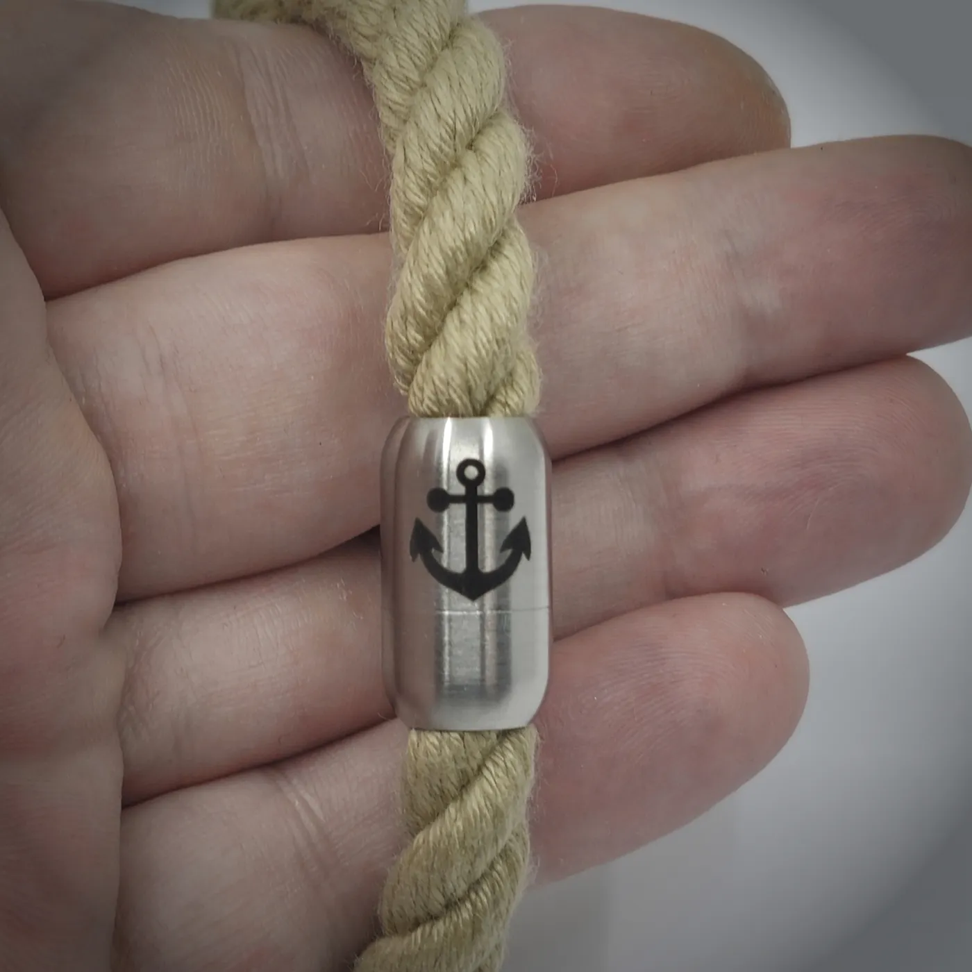 Segeltau-Armband Ø 8 mm mit Edelstahl-Magnetverschluss in Naturhanf-Optik • optional mit Anker Gravur – Ansicht 6