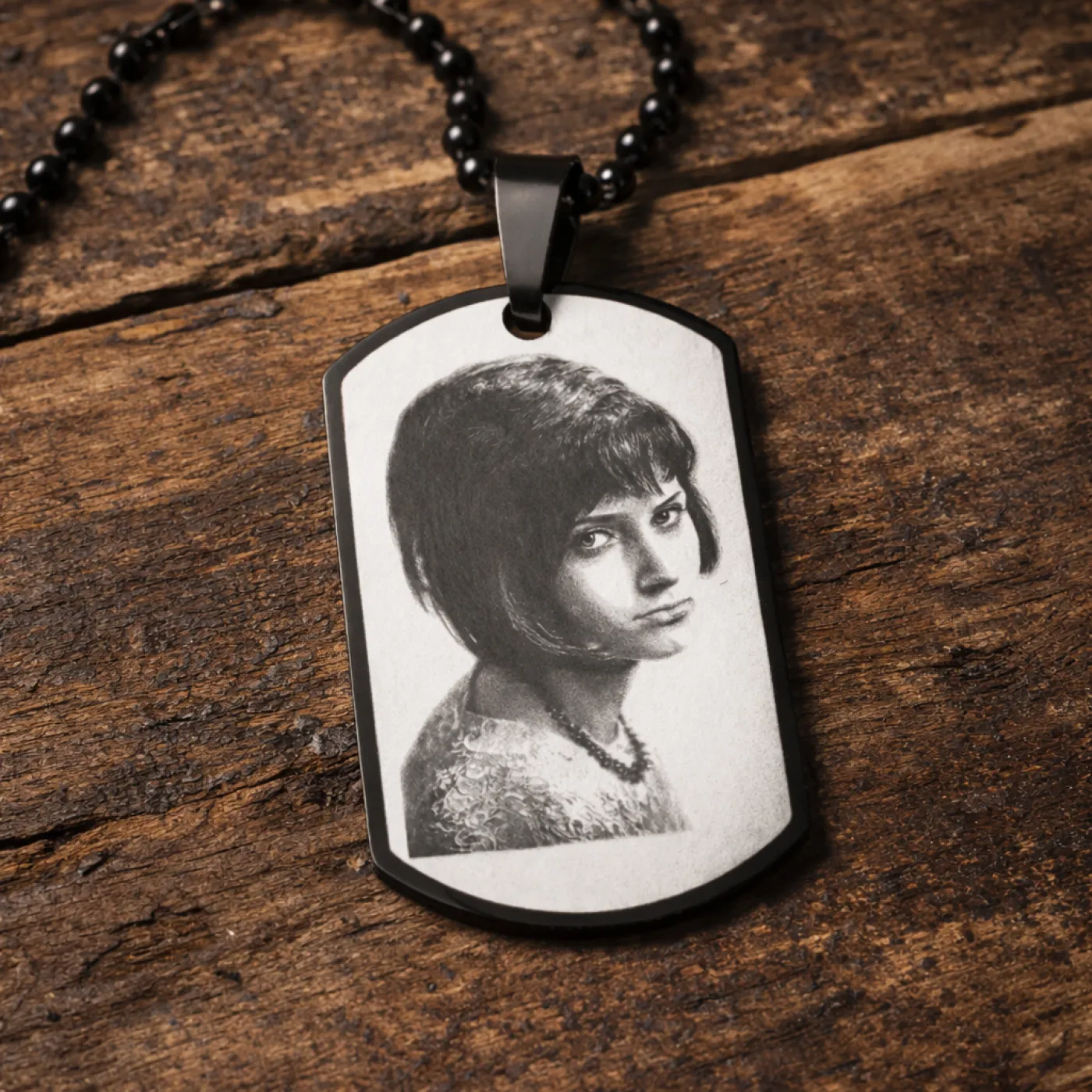Anhänger Dog Tag Edelstahl Schwarz mit Foto-, Text- und Motivgravur inklusive einer schwarzen, 60 cm langen Kugelkette » Personalisierbar – Ansicht 4