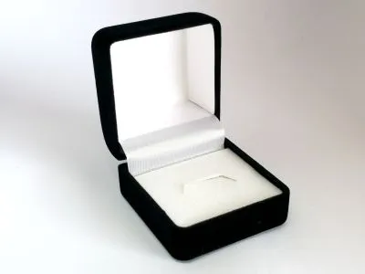 Ringetui aus Kunststoff mit Samtüberzug schwarz, Außenmaß: 45x50x38mm